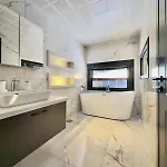 Luxury With Private Pool فيلة كوشاداسيه
